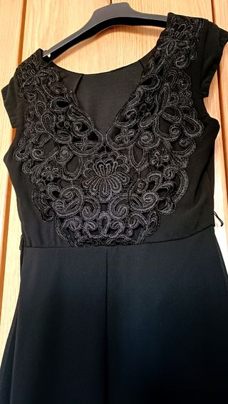 Vestido negro encaje en espalda