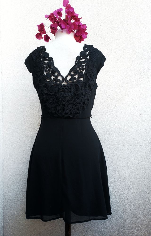 Vestido negro de encaje en la espalda