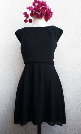 Vestido negro encaje en espalda