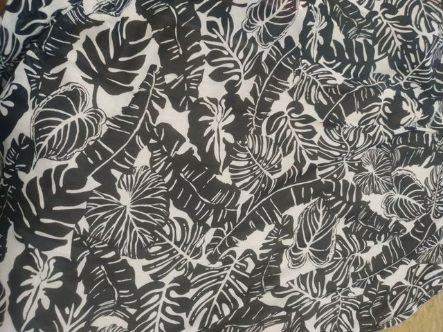 Pañuelo hojas blanco y negro