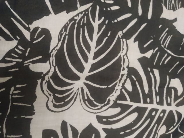 Pañuelo hojas blanco y negro