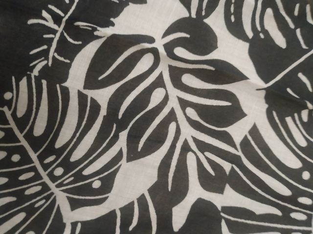 Pañuelo hojas blanco y negro