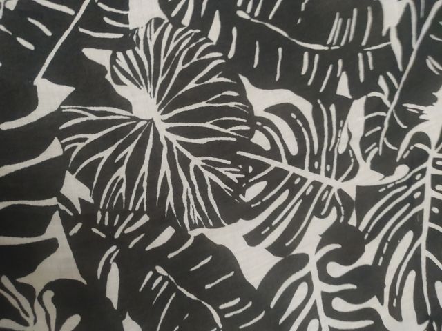 Pañuelo hojas blanco y negro