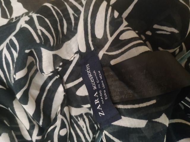 Pañuelo hojas blanco y negro