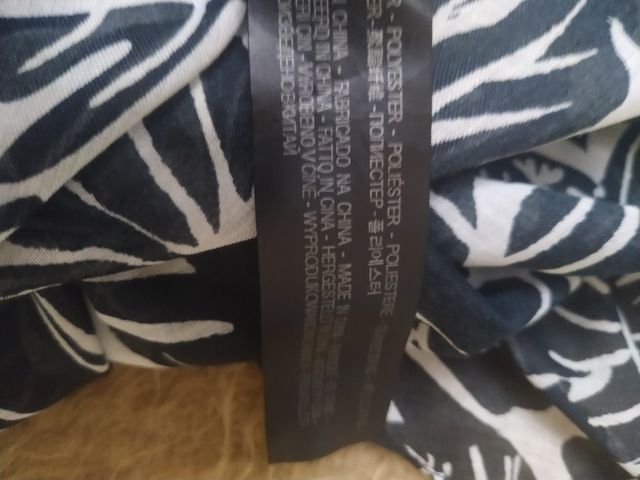 Pañuelo hojas blanco y negro