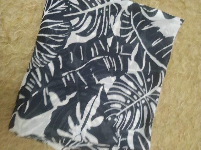 Pañuelo hojas blanco y negro