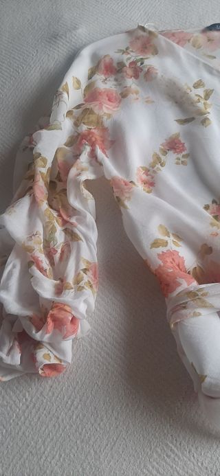 Blusa estampada blanca y naranja