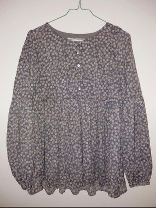 Blusa Zara flores gris Talla S