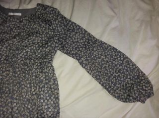 Blusa Zara flores gris Talla S