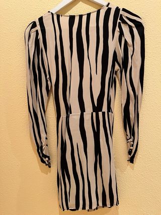 Vestido estampado cebra de Zara
