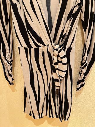 Vestido estampado cebra de Zara