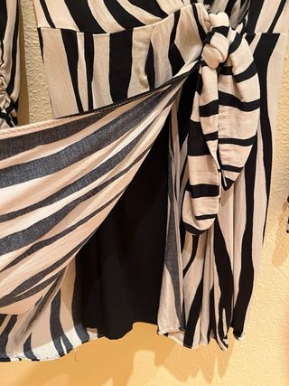 Vestido estampado cebra de Zara