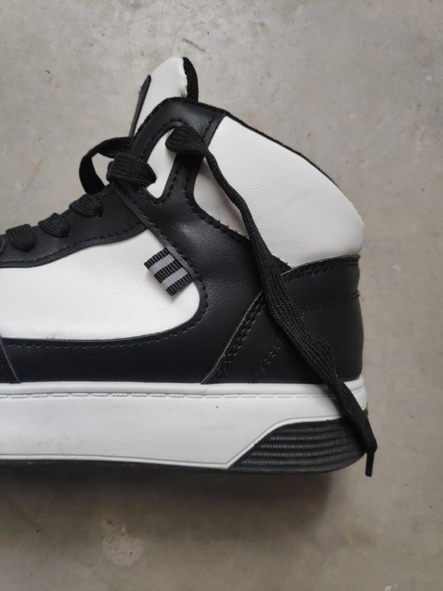 Zapatillas altas blancas y negras