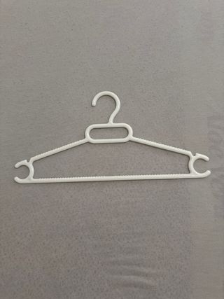 Perchas blancas niños - plástico 24 piesaz.Reus/Sa
