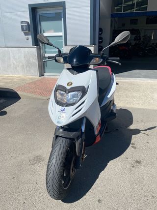Aprilia SR125 - Scooter blanca