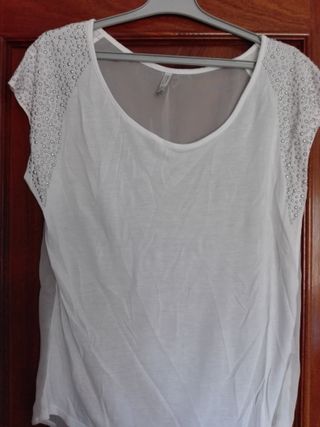 Camiseta blanca tachuelas