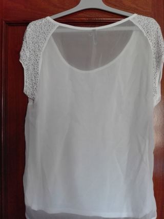 Camiseta blanca tachuelas