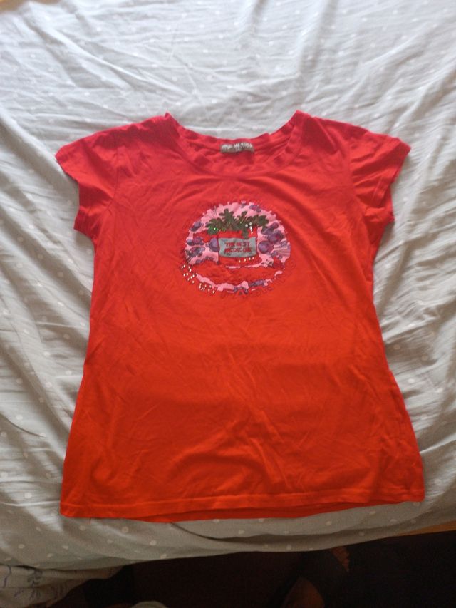 Camiseta roja estampada
