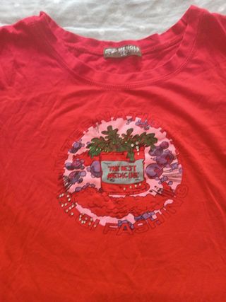 Camiseta roja estampada