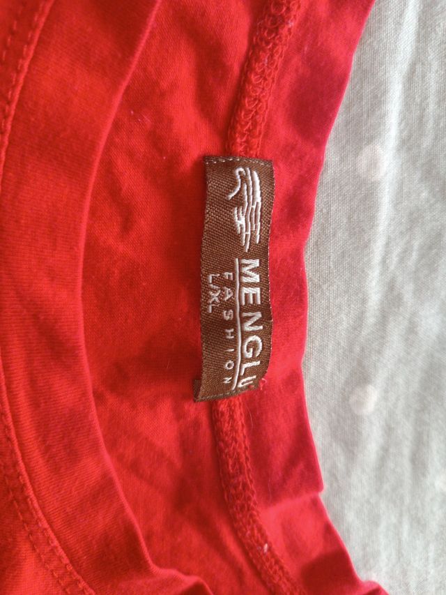 Camiseta roja estampada