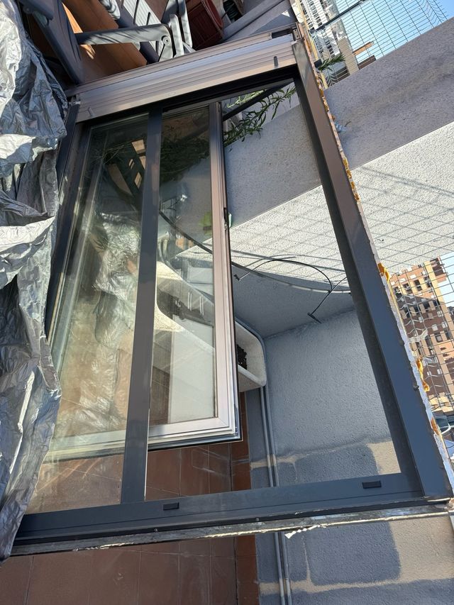 Balconera aluminio, fijo cristal+puerta+persiana