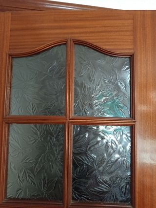 Puerta interior madera maciza cristalera