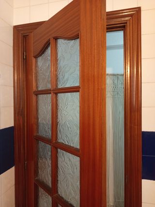 Puerta interior madera maciza cristalera