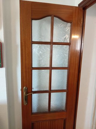Puerta interior madera maciza cristalera