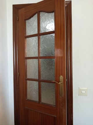 Puerta interior madera maciza cristalera