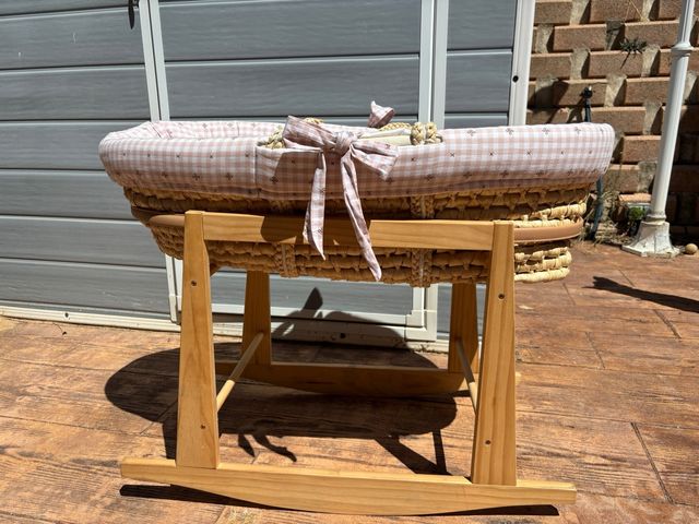 Cuna Moisés mimbre + colchoncito