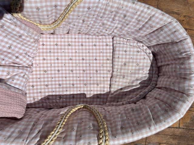 Cuna Moisés mimbre + colchoncito