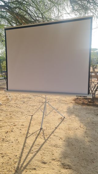 Proyector y pantalla