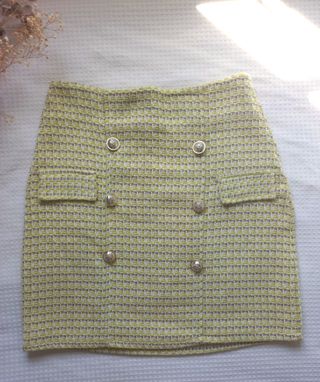 Falda tweed verde con botones dorados
