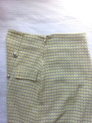 Falda tweed verde con botones dorados