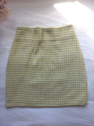 Falda tweed verde con botones dorados