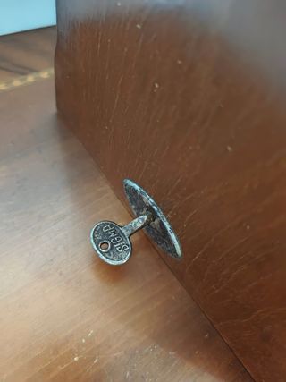 Máquina coser Sigma antigua con pie y mesa