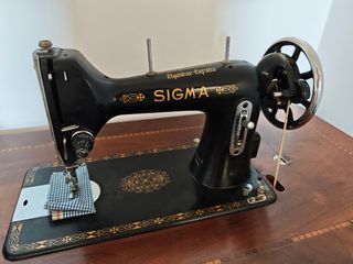 Máquina coser Sigma antigua con pie y mesa