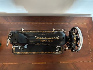 Máquina coser Sigma antigua con pie y mesa