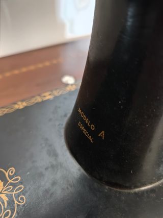 Máquina coser Sigma antigua con pie y mesa