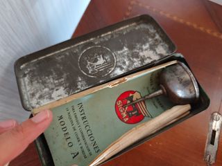 Máquina coser Sigma antigua con pie y mesa