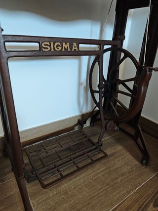 Máquina coser Sigma antigua con pie y mesa