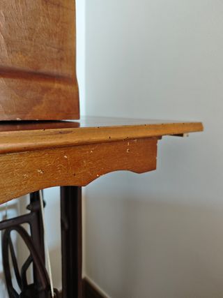 Máquina coser Sigma antigua con pie y mesa