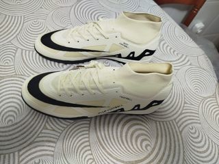    Zapatillas fútbol niño talla 44 cada par 25€


