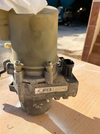 Bomba direccion Renault Kangoo
