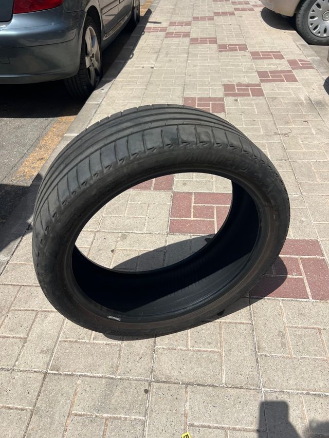 Neumático Bridgestone 225/40 R19 93W XL - Como nue