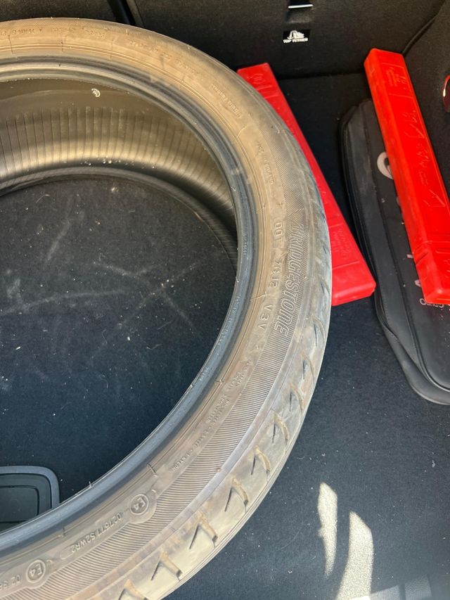Neumático Bridgestone 225/40 R19 93W XL - Como nue