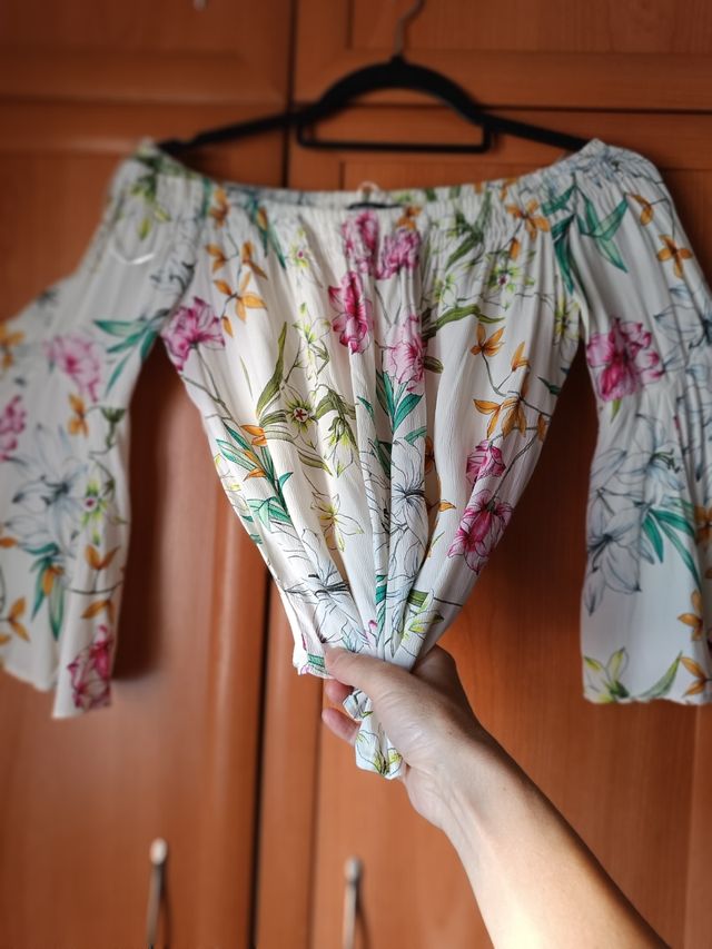 Blusa Bershka blanca, mangas campana