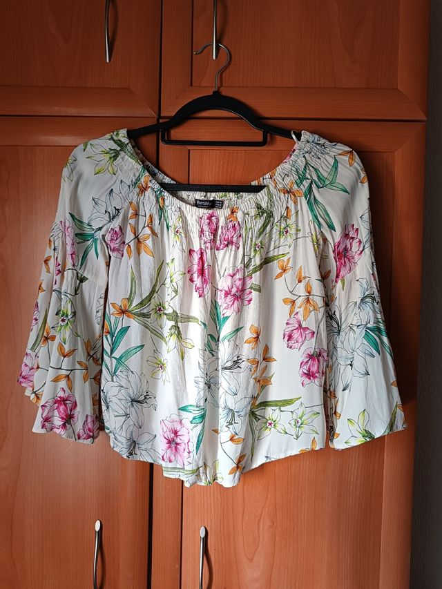 Blusa Bershka blanca, mangas campana