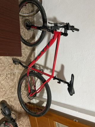 Bicicleta montaña BH, usada 3 meses casco y luces