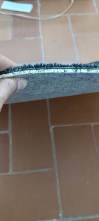 Baldosas y moqueta.
